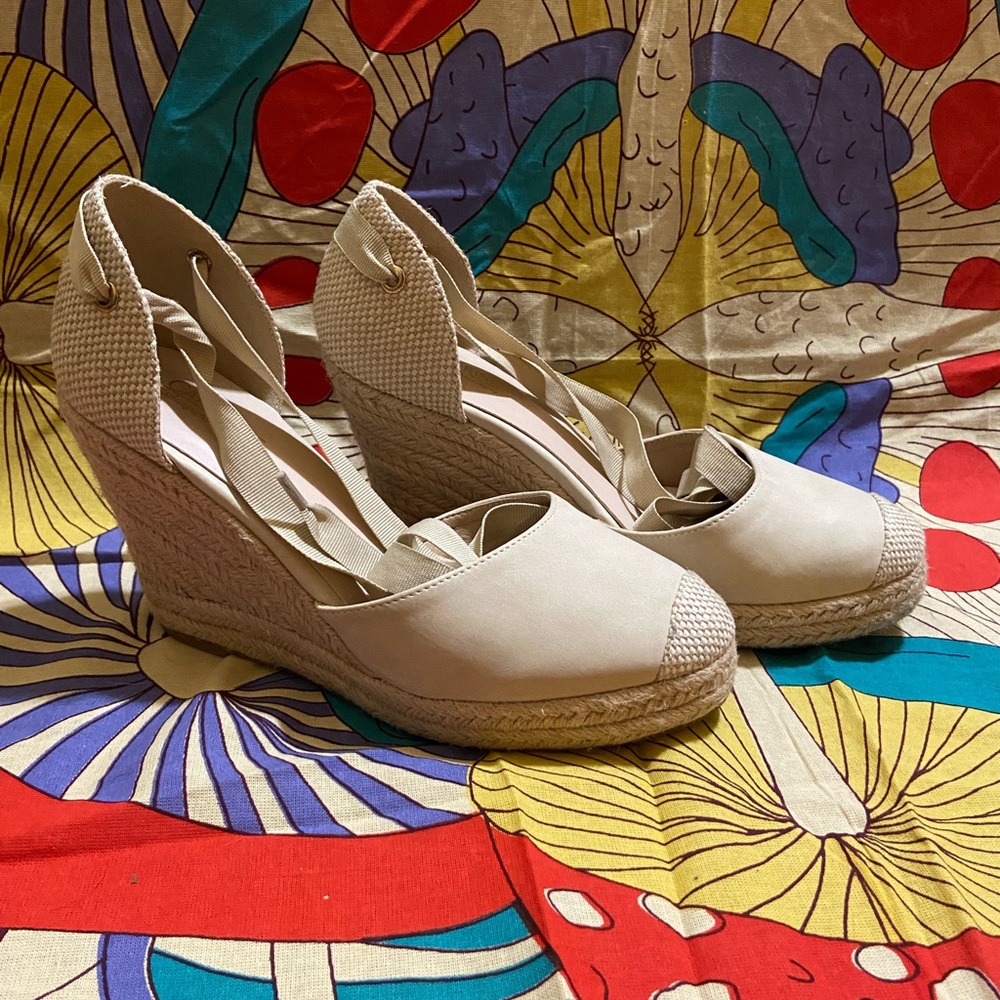 Catherine Malandrino Wedge Heels with Laces - Picture 3 of 5
